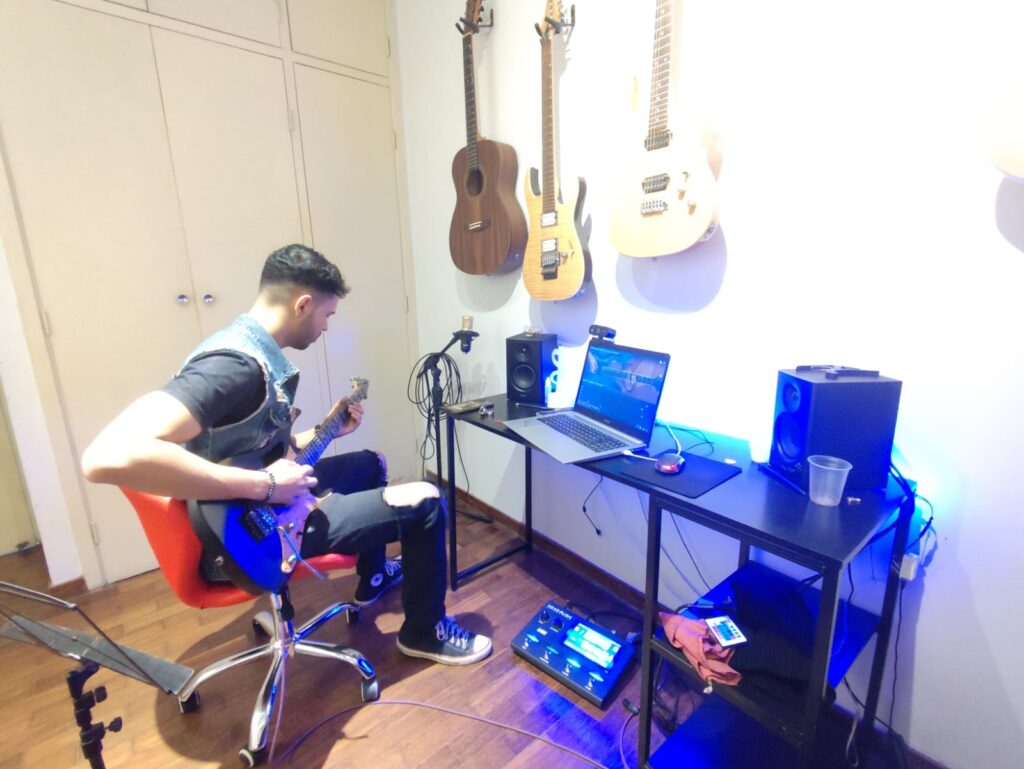 Aluno tocando guitarra.