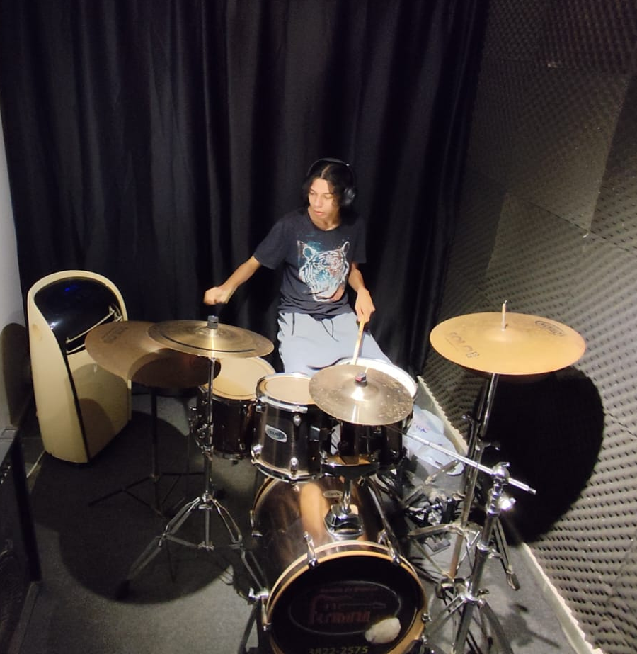 Aluna tocando bateria.